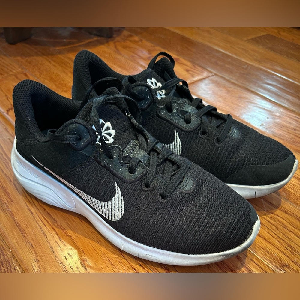 Nike Women's Black & White Athletic Running Shoes